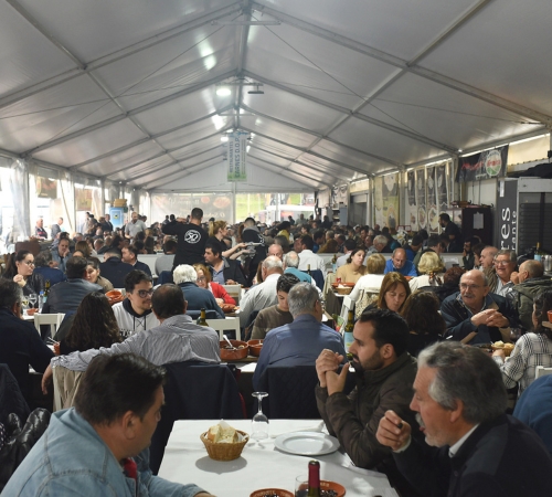 Mesas cheias para provar as carnes DOP ao lado de máquinas que impressionam